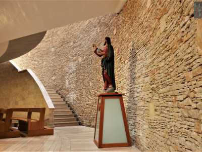 Raggiunta la base, ci troviamo davanti alla scultura del Cristo Salvatore. �� molto antica, � del 700�, ci dice una donna